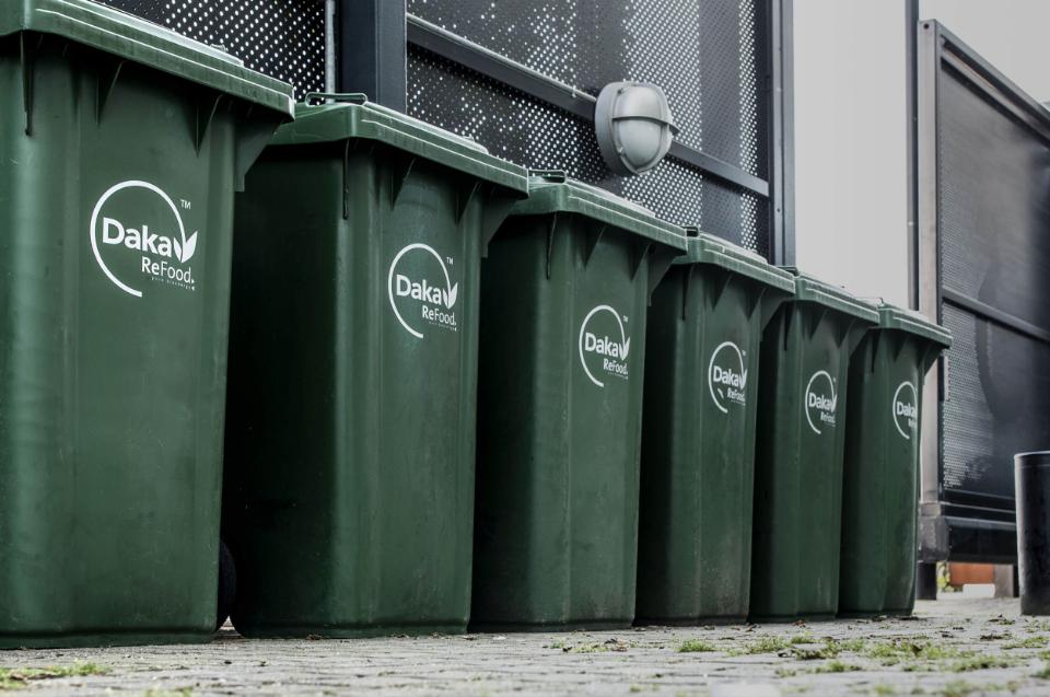 refood beholdere på række